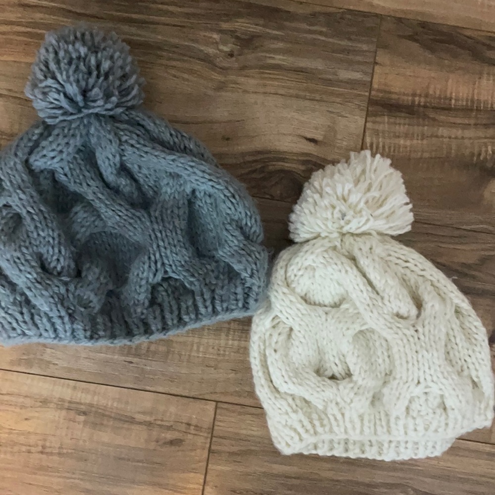 Snow beanie with poof
